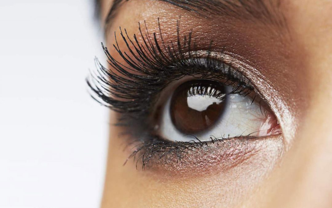 The use of hydroquinone in eyelash extension adhesive
