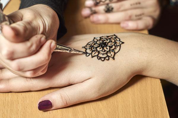 Child has severe reaction to 'Black Henna' whilst on holiday - find out ...